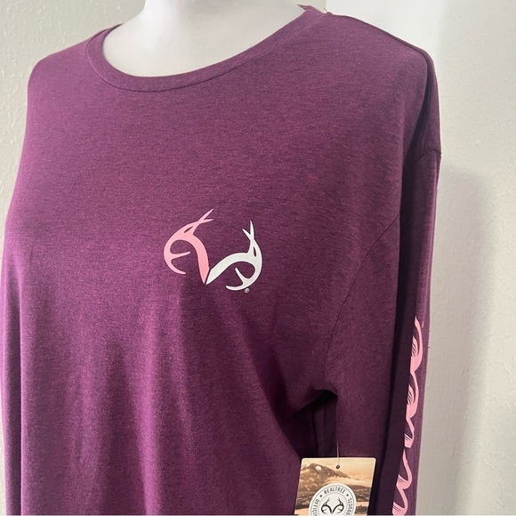 Realtree Women’s Large Long Sleeve Purple Graphic Sleeve NWT Outdoor Lightweight - Picture 1 of 8